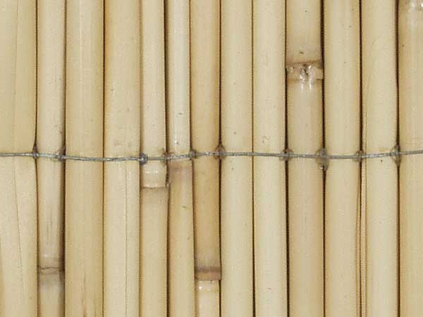 Hochwertige Bambusmatten aus geschälten Halmen, die blickdicht miteinander verwoben sind.