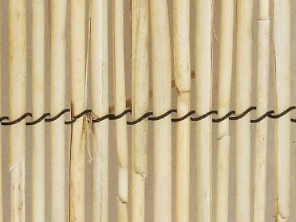 Eine Bambus Matte aus feinen Rohren: Geringe Lebensdauer.